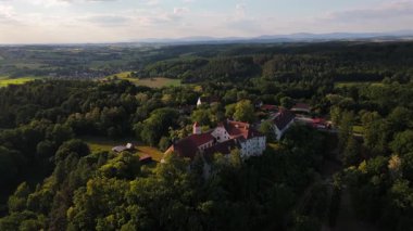 Luftaufnahme Schloss Ortenburg, Alt-Ortenburg, Vorderschloss in Marktes Ortenburg im Landkreis Passau, Niederbayern, Deutschland. Eindrucksvolle Burganlage mit Wildpark, Museum, Aussichtspunkt 