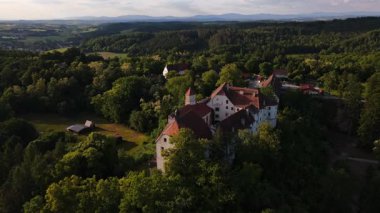 Luftaufnahme von Schloss Ortenburg, Alt-Ortenburg, Vorderschloss in Niederbayern, Deutschland Historische Hoehenburg mit Museum, Schlossgarten, Wildpark und Blick auf die bayerische Landschaft. 