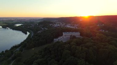 Bayern im Licht des Sonnenuntergang 'da öl Walhalla. Das Nationaldenkmal auf dem Braeuberg bei Regensburg thront uber der Donau und erstrahlt in warmem Licht aus der Luftperspective. 