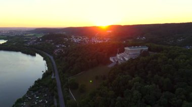 Bayern im Licht des Sonnenuntergang 'da öl Walhalla. Das Nationaldenkmal auf dem Braeuberg bei Regensburg thront uber der Donau und erstrahlt in warmem Licht aus der Luftperspective. 