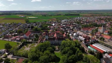 Das Schloss Alteglofsheim im im Landkreis Regensburg beherbergt heute die Bayerische Musikakademie. Luftbild im Sommer, kulturelles Erbe, mittelalterliches Schloss, Panorama 