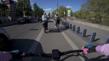 29 Nisan 2025. Münih, Almanya. Münih şehir merkezindeki bisikletli POV. Bisikletçiler bisiklet yolunda, modern şehir hareketliliğini, trafiği ve sağlıklı, yeşil ulaşım çözümlerini gösteriyor.