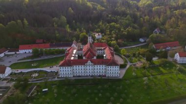 Kloster Schaeftlarn ve tarihi Praelatengarten parkının tepeden aşağı manzarası. Güney Almanya 'da Barok mimarisi, çiçek açan doğa ve panoramik insansız hava aracı perspektifi ile manzara manastırı kompleksi. 