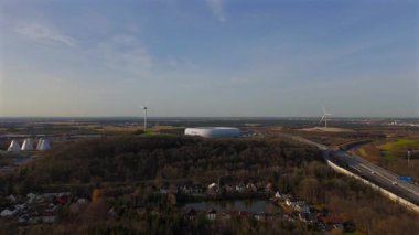 Windrad Froettmaninger Muellberg ve Allianz Arena Muenchen, Deutschland Luftaufnahme. Frottmaninger Berg mit Blick auf Allianz Arena Luftbildansicht. Windkraftanlage Freimann. Münih Futbol Arenası