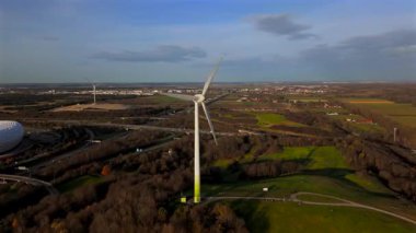 Windrad Froettmaninger Muellberg ve Allianz Arena Muenchen, Deutschland Luftaufnahme. Frottmaninger Berg mit Blick auf Allianz Arena Luftbildansicht. Windkraftanlage Freimann. Münih Futbol Arenası