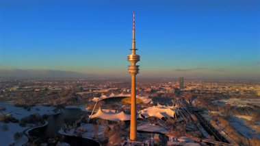 Olympiaturm Historische Sehenswurdigkeit im Olympiapark Munchen, Deutschland Luftaufnahme im Winter. Olimpiyat Parkı 'ndaki Olimpiyat Kulesi, Münih, Almanya kışın karlı havada hava manzaralı. Yer imi. 