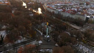 Barış Meleği Friedensengel 'in bakış açısı ve Münih' teki barış anıtı, Almanya 'nın kışın hava manzarası. Maximiliansanlagen 'deki terası ile anıt popüler bir bakış açısıdır. Europaplatz. 