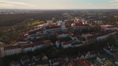 Freisinger Dom Almanya, Bavyera kışın güneşli ve karsız hava manzarası. Dom St. Maria ve St. Korbinian Freising Deutschland 'da, Bayern Luftaufnahme im Winter Bei sonnigem Wetter. 
