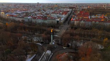 Barış Meleği Friedensengel 'in bakış açısı ve Münih' teki barış anıtı, Almanya 'nın kışın hava manzarası. Maximiliansanlagen 'deki terası ile anıt popüler bir bakış açısıdır. Europaplatz. 