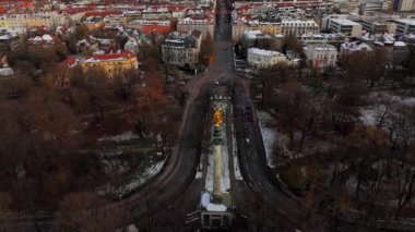 Barış Meleği Friedensengel 'in bakış açısı ve Münih' teki barış anıtı, Almanya 'nın kışın hava manzarası. Maximiliansanlagen 'deki terası ile anıt popüler bir bakış açısıdır. Europaplatz. 