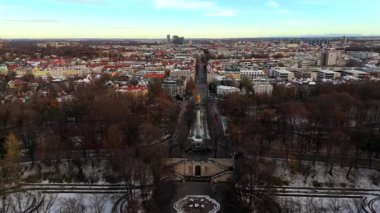 Barış Meleği Friedensengel 'in bakış açısı ve Münih' teki barış anıtı, Almanya 'nın kışın hava manzarası. Maximiliansanlagen 'deki terası ile anıt popüler bir bakış açısıdır. Europaplatz. 