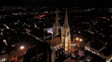 Regensburg Katedrali ya da St. Peters Katedrali Almanya 'nın Regensburg şehrinin en önemli kilisesi. Hava gece görüşü bu ikonik yapının çarpıcı mimarisini vurguluyor. Regensburger Dom. 