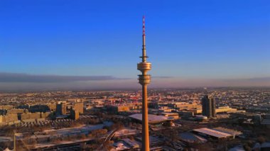 Olympiaturm Historische Sehenswurdigkeit im Olympiapark Munchen, Deutschland Luftaufnahme im Winter. Olimpiyat Parkı 'ndaki Olimpiyat Kulesi, Münih, Almanya kışın karlı havada hava manzaralı. Yer imi. 