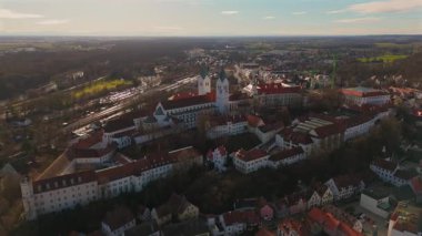 Freisinger Dom Almanya, Bavyera kışın güneşli ve karsız hava manzarası. Dom St. Maria ve St. Korbinian Freising Deutschland 'da, Bayern Luftaufnahme im Winter Bei sonnigem Wetter. 