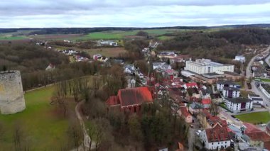 Almanya 'nın sonbahar veya kış aylarında Kelheim' ın Aşağı Bavyera ilçesine bağlı Bad Abbach 'taki Roma Katolik kilisesi. Kath. Kirche St. Nikolaus auf Burgberg Luftbild. 