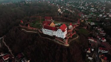Die Burg Trausnitz ist eine Burg oberhalb der Altstadt der niederbayerischen Bezirkshauptstadt Landshut, in der Gemarkung Berg ob Landshut Deutschland, Luftaufnahme. Trausnitz Kalesi hava görüntüsü. 