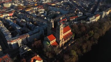 Kath. Pfarramt St. Maximilian Katholische Kirche Münih, Bayern, Deutschland Luftaufnahme 'de. St. Maximilian hava manzarası kilisesi Isar nehrinin doğu kıyısında. Güzel şehir manzarası