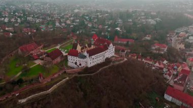 Die Burg Trausnitz ist eine Burg oberhalb der Altstadt der niederbayerischen Bezirkshauptstadt Landshut, in der Gemarkung Berg ob Landshut Deutschland, Luftaufnahme. Trausnitz Kalesi hava görüntüsü. 