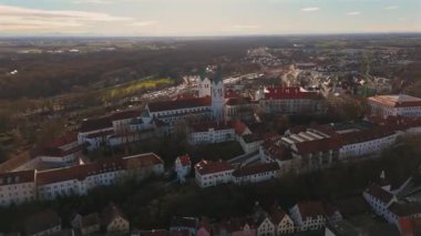 Freisinger Dom Almanya, Bavyera kışın güneşli ve karsız hava manzarası. Dom St. Maria ve St. Korbinian Freising Deutschland 'da, Bayern Luftaufnahme im Winter Bei sonnigem Wetter. 