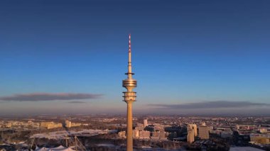 Olympiaturm Historische Sehenswurdigkeit im Olympiapark Munchen, Deutschland Luftaufnahme im Winter. Olimpiyat Parkı 'ndaki Olimpiyat Kulesi, Münih, Almanya kışın karlı havada hava manzaralı. Yer imi. 