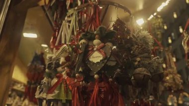 Münih, Almanya, kış akşamı. Parlak tezgahları olan büyüleyici bir Noel pazarı. Şenlikli ışıklar, dekore edilmiş vitrinler, mevsimlik hediyeler ve bayram süsleri hoş, büyüleyici bir ortam yaratır.. 