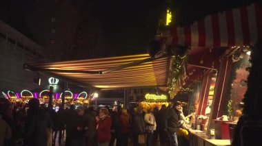 22 Aralık 2024. Regensburg, Almanya. Gelenekçi Christkindlmarkt Regensburg ve Neupfarrkirche tarihçi Altstadt am Neupfarrplatz, Deutschland. Akşamları geleneksel Noel Fuarı. 