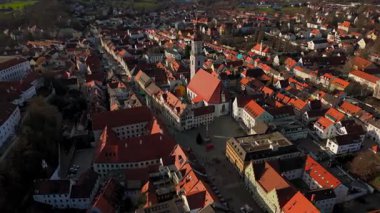 Marienplatz mit Rathaus, Stauberhaus, St. Georg und alter Hauptwache. Der Mitte des Platzes die Mariensaule in der Freisinger Altstadt, Deutschland Luftaufnahme. Şehir merkezinin hava görüntüsü azaltılıyor. 