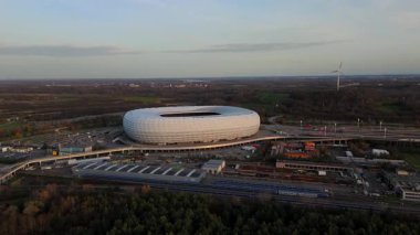 Frottmaning, Muenchen, Bayern Deutschland, Luftaufnahme im Herbst bei sonnigem Wetter 'deki Allianz Arena Munchen Stadyumu. Almanya, Münih 'teki Bayern Münih Stadyumu hava manzaralı. Münih Futbol Arenası