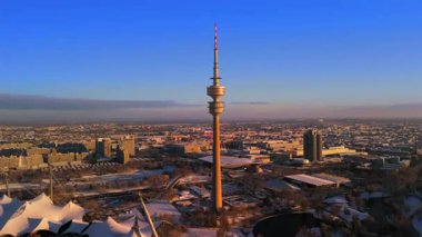Olympiaturm Historische Sehenswurdigkeit im Olympiapark Munchen, Deutschland Luftaufnahme im Winter. Olimpiyat Parkı 'ndaki Olimpiyat Kulesi, Münih, Almanya kışın karlı havada hava manzaralı. Yer imi. 