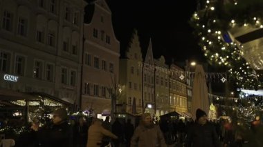 14 Aralık 2024. Landshut, Almanya. Ziyaretçiler, Noel pazarında aydınlanmış bir şekilde, festival atmosferinin tadını çıkararak şehir merkezinde geziniyorlar. Advent Town Landshut 'ta. Deutschland 'da çok zekiyiz.. 