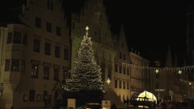 Landshut, Almanya. İnsanlar akşamları şehir merkezinde güzel bir aydınlanma ve şenlik atmosferiyle dolaşıyorlar. Adventsstadt Landshut, Deutschland. 