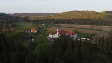 Tarihsel Kloster Schaeftlarn ve Praelatengarten parkı güneşli Yukarı Bavyera 'da görüldü. Geleneksel mimari ve doğal manzaralı huzurlu bir Katolik manastırı kompleksi.. 
