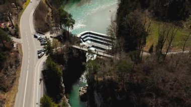 Almanya 'nın Fussen kentindeki Lechfall' un nefes kesici hava manzarası. Turkuaz sular, engebeli uçurumlar ve yemyeşil ormanlarla çevrili barajın üzerinde çağlıyor. Bavyera Alplerinde ziyaret edilmesi gereken bir doğa harikası.