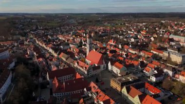 Marienplatz mit Rathaus, Stauberhaus, St. Georg und alter Hauptwache. Der Mitte des Platzes die Mariensaule in der Freisinger Altstadt, Deutschland Luftaufnahme. Şehir merkezinin hava görüntüsü azaltılıyor. 