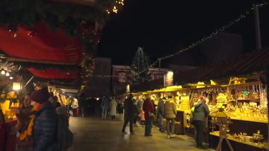 22 Aralık 2024. Regensburg, Almanya. Gelenekçi Christkindlmarkt Regensburg ve Neupfarrkirche tarihçi Altstadt am Neupfarrplatz, Deutschland. Akşamları geleneksel Noel Fuarı. 
