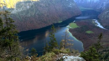 Almanya 'nın Bavyera kentindeki Konigssee' deki St. Bartholoma, Bavyera Alpleri 'nin dağ manzarası ile çevrili nefes kesici bir dönüm noktasıdır. Luftaufnahme St. Bartholoma Wallfahrtskirche Berchtesgadener. 
