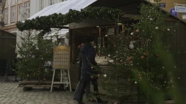 14 Aralık 2024. Landshut, Almanya. Adventsstadt Landshut. Landshut 'lı Christkindlmark. Altstadt 'taki Kunst-und Schauhandwerkermarkt. İnsanlar Noel pazarında eski şehir merkezinde geziniyor.. 