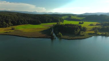 Seehamer, Bayern 'de, Deutschland Luftbild im Sommer' de. Almanya, Bavyera 'da yaz mevsiminde Seehamer Gölü' nün hava manzarası güneşlidir. Almanya 'da doğa ve doğa kaynakları teması. Peyzaj haftsschutzgebiet. 