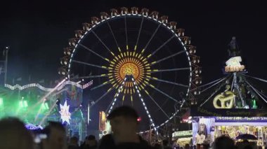 29 Eylül 2024 Münih, Almanya. Willenborg Dönme dolabı akşam saatlerinde Münih 'te Oktoberfest' te. Ekim Festivali 'nin sembolü. Riesenrad auf der Muenchner Withe Abends im Gegenlicht. # İşte oldu #