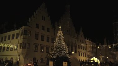 14 Aralık 2024. Landshut, Almanya. Ziyaretçiler, Noel pazarında aydınlanmış bir şekilde, festival atmosferinin tadını çıkararak şehir merkezinde geziniyorlar. Advent Town Landshut 'ta. Deutschland 'da çok zekiyiz..