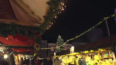 22 Aralık 2024. Regensburg, Almanya. Gelenekçi Christkindlmarkt Regensburg ve Neupfarrkirche tarihçi Altstadt am Neupfarrplatz, Deutschland. Akşamları geleneksel Noel Fuarı.