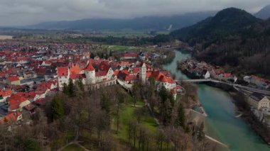 Bavyera 'daki Fuessen Ortaçağ Mücevheri' nde Hohes Schloss, St. Mang Kilisesi ve büyüleyici kaldırım taşı caddeleri bulunur. Bahar renkleri ve manzaralı dağ manzarası mükemmel bir seyahat noktası olur..