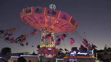 2 Ekim 2024. Münih, Almanya. Ekim Festivali sırasında eğlence parkındaki Viyana atlıkarıncasında güzel bir ışık vardı. Münih 'te Wiyana sosisi var. Wellenflieger Oktoberfest.