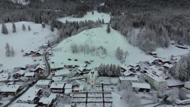 Grainau, Obergrainau 'daki Pfarrkirche St. Johannes der Taeufer, Landkreis Garmisch-Partenkirchen, Bayern, Deutschland, Luftaufnahme im Winter. Kışın Vaftizci Aziz John Kilisesi 'nin hava manzarası