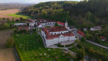 Yukarı Bavyera 'daki Schaeftlarn Abbey ve Praelatengarten parkının insansız hava aracı görüntüleri. Bahçe tasarımı, kırsal alan, yemyeşil tarlalar ve mavi gökyüzü altında kültürel mirası olan tarihi Benedikt manastırı.