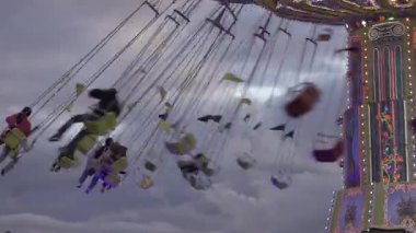 Münih, Almanya. Ekim Festivali sırasında eğlence parkındaki Viyana atlıkarıncasında güzel bir ışık vardı. Münih 'te Wiyana sosisi var. Wellenflieger Oktoberfest.