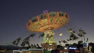 2 Ekim 2024. Münih, Almanya. Ekim Festivali sırasında eğlence parkındaki Viyana atlıkarıncasında güzel bir ışık vardı. Münih 'te Wiyana sosisi var. Wellenflieger Oktoberfest.