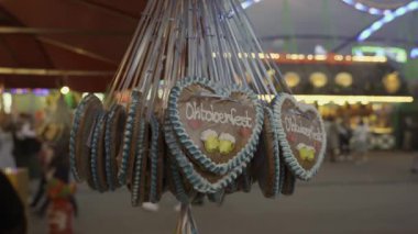 Münih, Almanya. Munchen, Bayern, Deutschland 'deki Theresienwiese' de Oktoberfest bira festivalinde kalp şeklinde zencefilli çörek satışı. Herzform auf Ekim Festivali 'nde Verkauf von Lebkuchen.