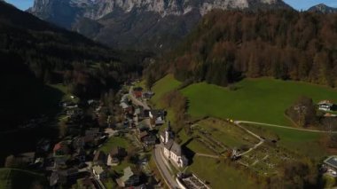 Pfarrkirche St. Sebastian ist eine romisch-katholische Kirche in Ramsau bei Berchtesgaden, Deutschland, Bayern Luftaufnahme. Almanya 'da Alpler' in geçmişine sahip küçük bir kilisenin hava manzarası..