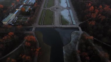 Nymphenburg Sarayı ve Park Münih, Almanya kışın gün batımında hava manzarası. Schloss Nymphenburg Muenchen, Deutschland Luftaufnahme im Winter bei Sonnenuntergang. Münih eğlencesi.